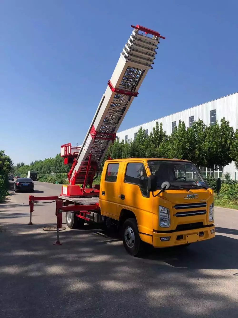 平度附近的云梯车出租服务：轻松解决高空作业需求